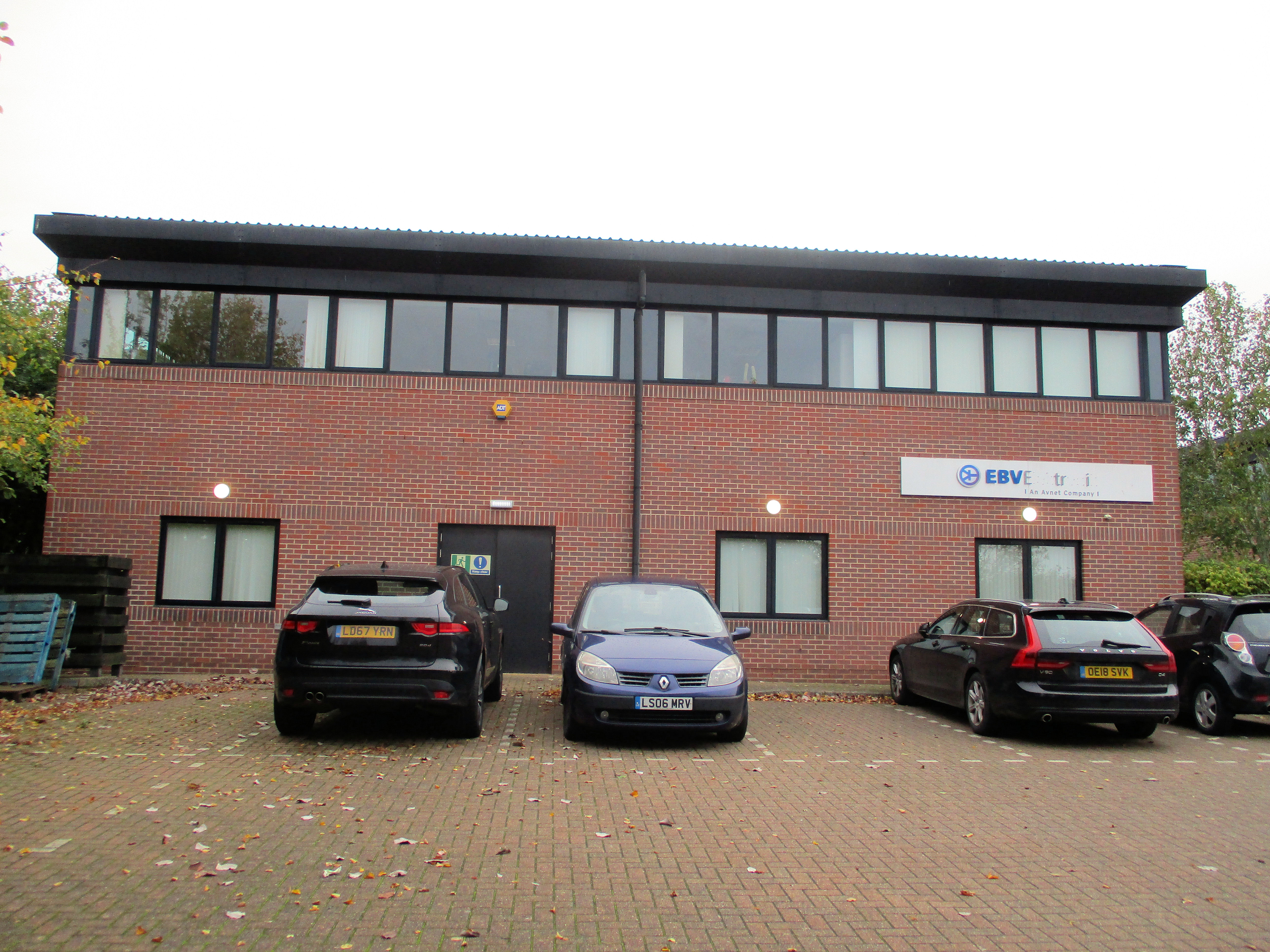 Interface Business Park is located on the southern edge of Royal Wootton Bassett,around 2 miles south of Junction 16 of the M4 and 7 miles from Swindon towncentre, linking to fast rail services to London and the west country. Otheroccupiers on Interface Business Park include Dolby Laboratories, ImagineCruising, Swindon Silicon Systems and Plantronics International. Royal Wootton Bassett provides a range of local shops and business facilities, whilst the Woodshaw Centre includes a Tesco Metro and other local facilities