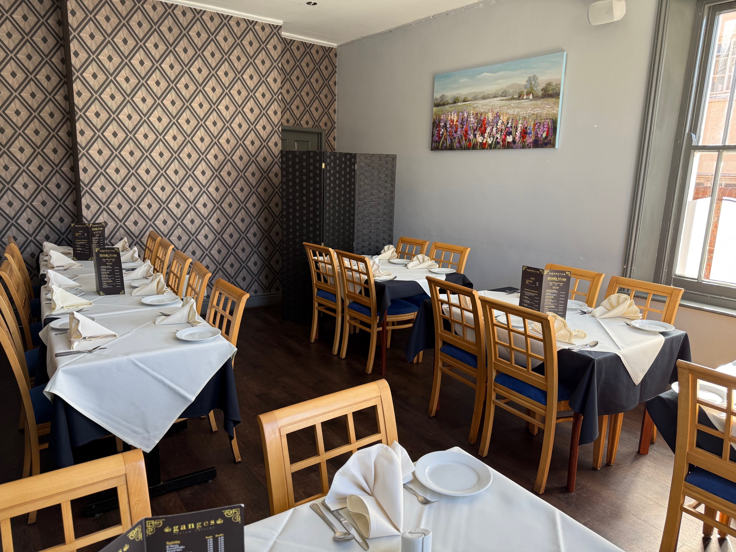 The property is situated in the centre of Royal Wootton Bassett High Street, which forms the town’s primary commercial area offering a range of retailers, restaurant/pubs, banks and a variety of office occupiers.